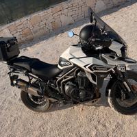 Triumph tiger explorer 1200 con borse e bauletto