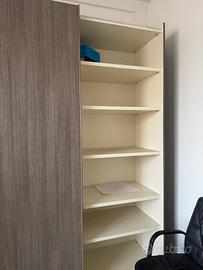 Armadio in legno ante scorrevoli