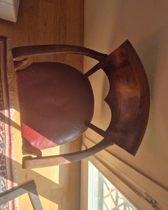 Poltroncina in legno con braccioli