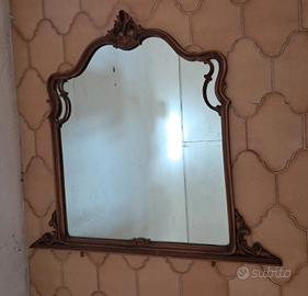 Specchiera antica con cornice lavorata in legno
