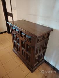 Mobile vintage che si apre e dentro c'è un letto 