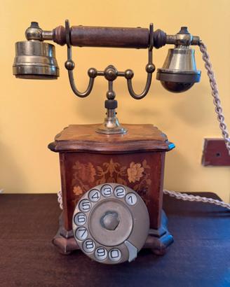 Telefono antico in legno di radica con cornetta