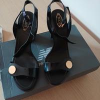 Sandali eleganti con borchie dorate 