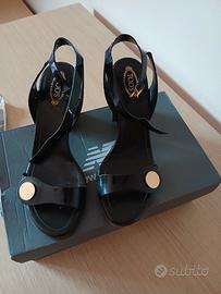 Sandali eleganti con borchie dorate 