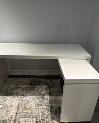 Scrivania IKEA MALM con pannello estraibile