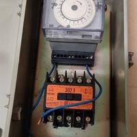 Orologio con quadro elettrico in metallo