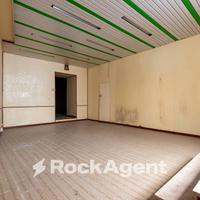 LOCALE COMMERCIALE 1 VETRINA SU STRADA