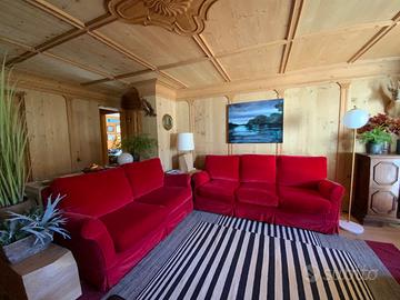 Divani in velluto rosso