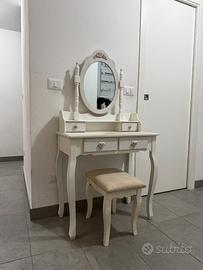 Mobile trucco vintage con specchio e sgabello