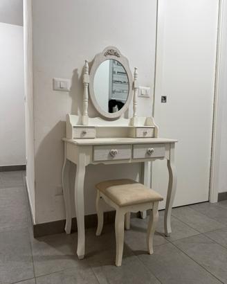 Mobile trucco vintage con specchio e sgabello