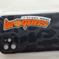 Cover in mimetica nera con logo Le Guns iPhone 12