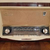 radio vintage con mobile bar con giradischi