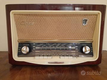 radio vintage con mobile bar con giradischi