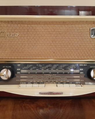 radio vintage con mobile bar con giradischi