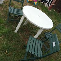 Tavolo più sedie per giardino 