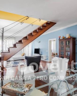 Appartamento di 195 m² con 5 locali e box auto a J