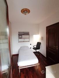 Stanza in ampio appartamento con due bagni