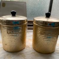 Barattoli dorati caffè e zucchero