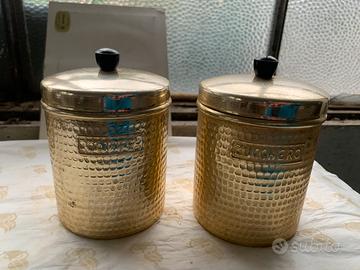 Barattoli dorati caffè e zucchero