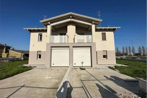 Villa di 160 m² con 5 locali e box auto a Concordi