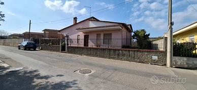 Indipendente unico livello libera su 4 lati-