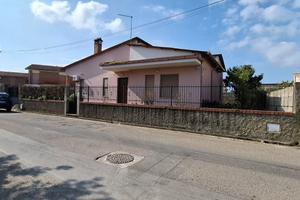 Indipendente unico livello libera su 4 lati-