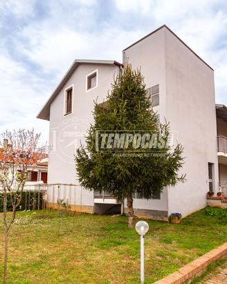 5 LOCALI con BOX AUTO TRIPLO e CANTINA