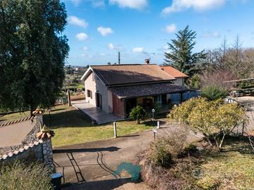 Villa bifamiliare con terreno adiacente centro