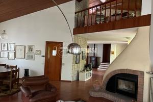 VILLA CON AMPIO PARCO PRIVATO E TERRENO EDIFICABIL