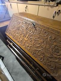 Cassettone con scrittoio del 1700