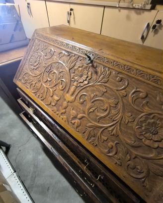 Cassettone con scrittoio del 1700