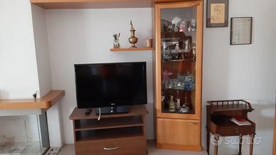 Cucina in legno comprensiva di tavolo allungabile