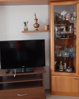 Cucina in legno comprensiva di tavolo allungabile