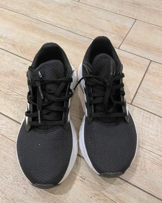 Scarpa nera adidas