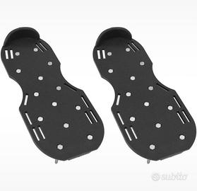 Scarpe chiodate per aerare il prato