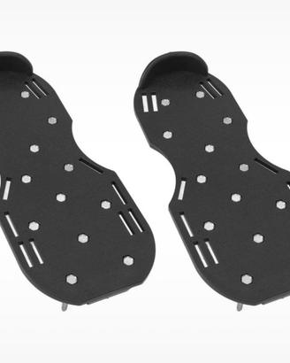 Scarpe chiodate per aerare il prato