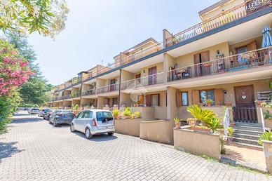 VILLA A SCHIERA A ROMA