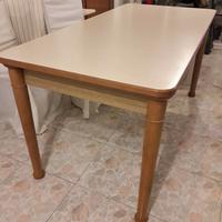 Tavolo cucina con sei sedie