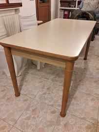 Tavolo cucina con sei sedie