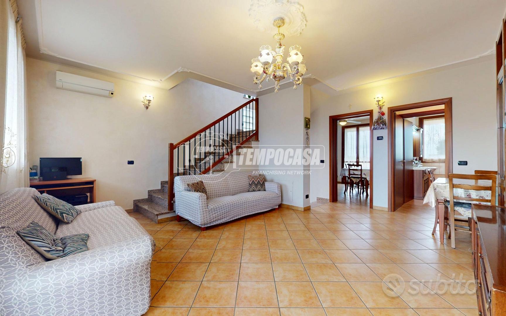 VILLA A SCHIERA DI TESTA CON GIARDINO SU TRE LATI - Altro