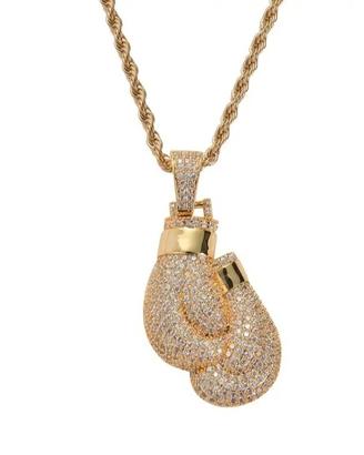 collana con pendente a forma di guantoni da boxe 