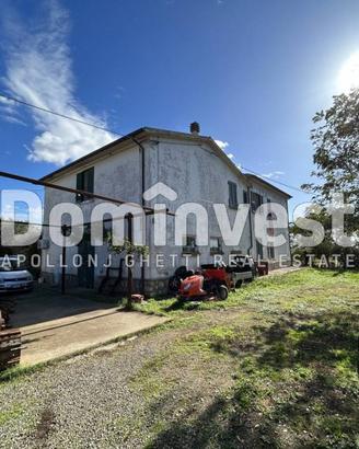 Rustico / Casale di 300 m² con più di 5 locali e b