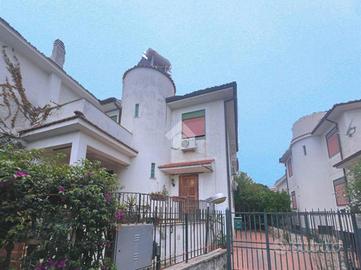 VILLA A SCHIERA A PALERMO