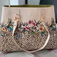 Borsa lui jo a spalla