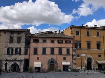 TODI - CENTRO STORICO: ATTICO IN PIAZZA DEL POPOLO