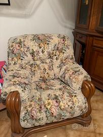 Poltrona in tessuto e legno massiccio