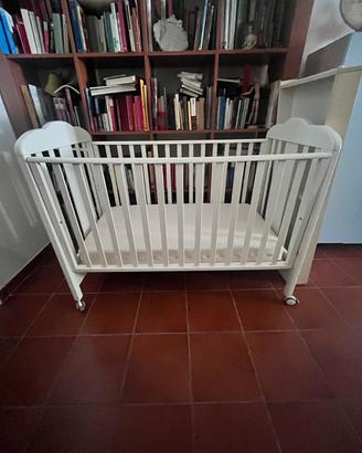 Culla bianca in legno