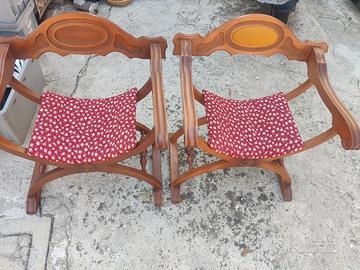 due sedie in legno  con sedile incurvato avvolgent