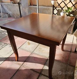 Tavolo in legno massello allungabile 