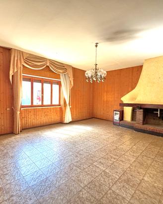 Indipendente con ampio cortile e balcone